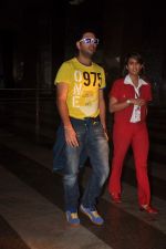 Yuvraj Singh cool casual look snapped at domestic airport on 22nd Dec 2011 (2).JPG